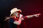 Dummernik. Arrangøren havde ikke regnet ud, at man godt kan optage og sende et tv-program forskudt. Siger han. Men den hopper Bret Michaels ikke på. 