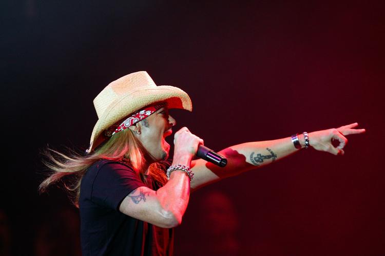 Dummernik. Arrangøren havde ikke regnet ud, at man godt kan optage og sende et tv-program forskudt. Siger han. Men den hopper Bret Michaels ikke på. 