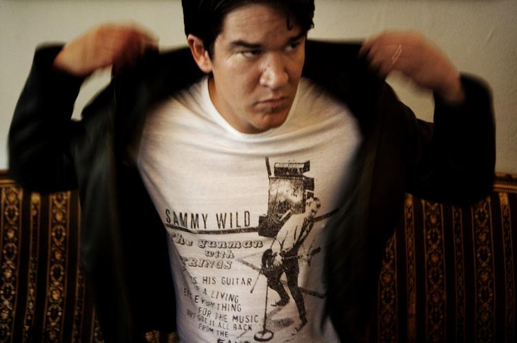 »Det var ligesom at være med i 'Døde poeters klub'. Folk havde seriøse ambitioner om at tjene 100 mio. kr., når de var færdige med skolen. Min ambition var en dag at have min egen café«, fortæller Daniél Espinosa om sit ophold på den kostskole, der formede hans opgør med den svenske overklasse. 