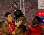 ærefuldt. Selveste Pele overrakte Copa Libertadores-trofæet til Internacionals Bolivar efter kampen. 