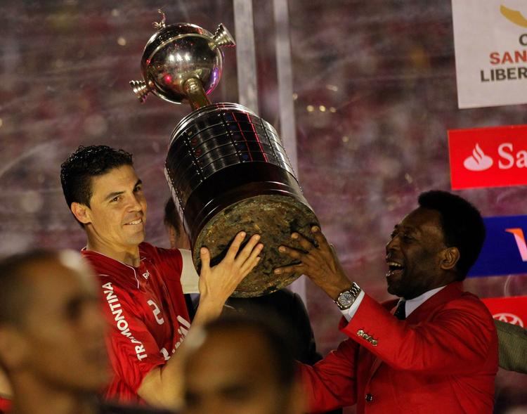 ærefuldt. Selveste Pele overrakte Copa Libertadores-trofæet til Internacionals Bolivar efter kampen. 
