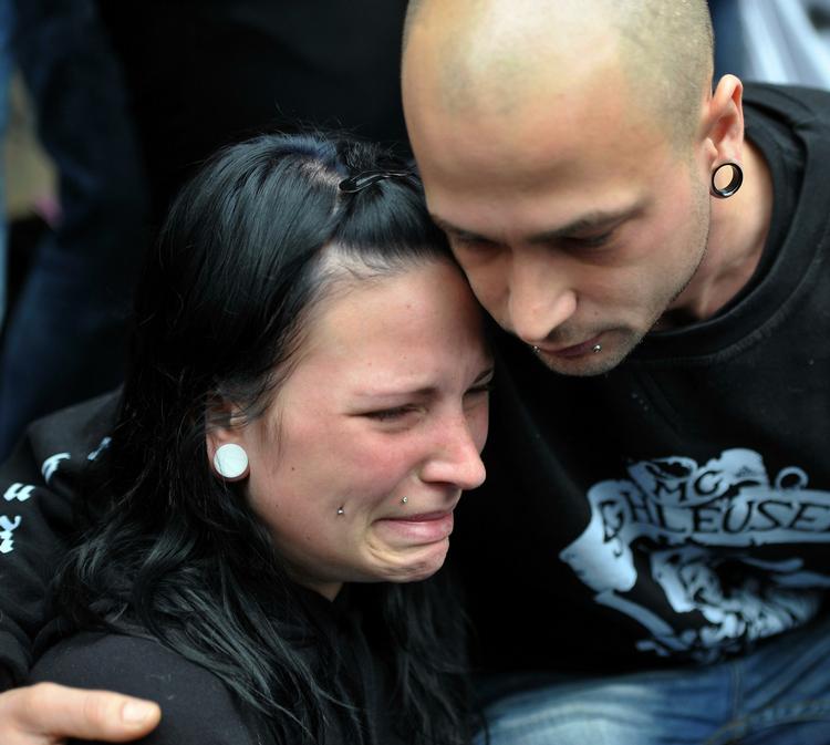 Demo. Mange tusind mennesker var forsamlet til demonstration foran rådhuset i Duisburg i slutningen af juli. Her er det  Yvonne Schroeder og  Dominique Pavone. Alle vil have, at borgmesteren i byen går af. 