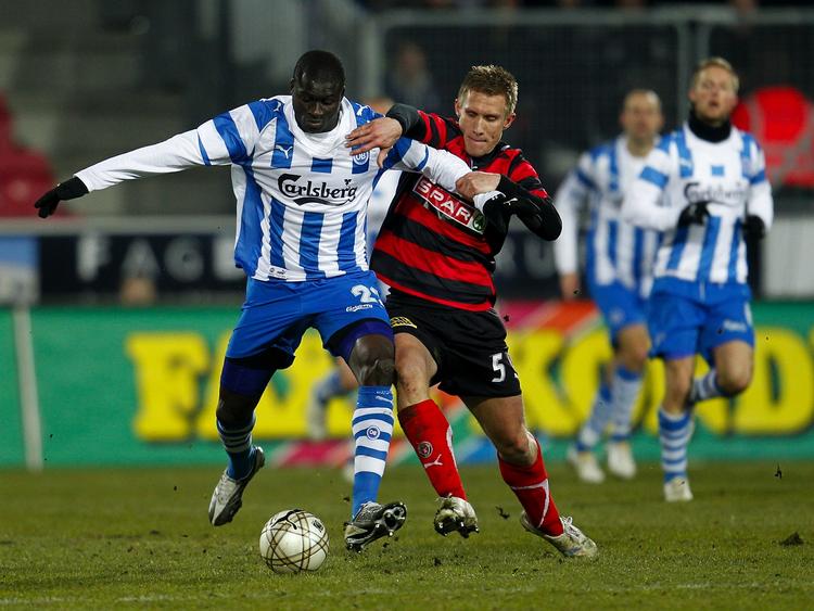 karantæne. FC Midtjyllands Martin Albrechtsen (th) kæmper om bolden med OB's Demba-Nyren. Men FCM-spilleren må undvære de næste to kampe. Arkivfoto. 
