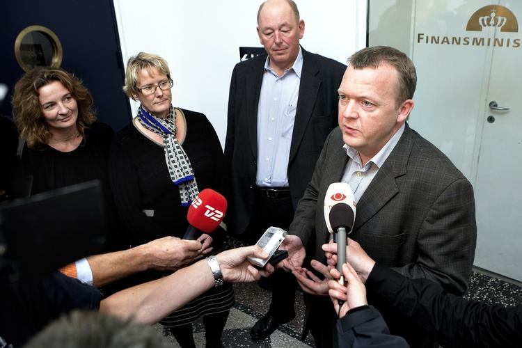 Vindersmil. Næsten ti års `uvenskab´ mellem regering og fagbevægelse er gået hårdt ud over især LO. Her ses Lars Løkke sammen med formændene fra venstre Sine Sunesen, (tidl. AC) og Bente Sorgenfrey (FTF) og Harald Børsting (LO). Arkivfoto: Jens Dige 