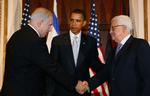 Fredsforhandling. Den palæstinensisk-israelske konflikt optager megen international opmærksomhed,. På billedet ses Netanyahu (venstre) og Abbas sammen med Obama sidste år i New York. 