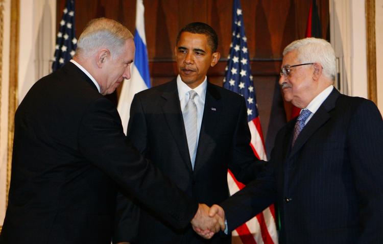 Fredsforhandling. Den palæstinensisk-israelske konflikt optager megen international opmærksomhed,. På billedet ses Netanyahu (venstre) og Abbas sammen med Obama sidste år i New York. 