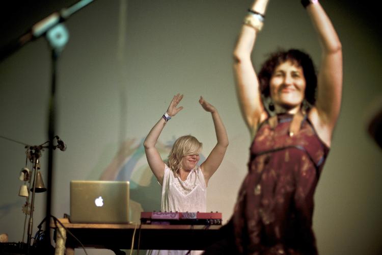Worldtronica. Band Ane (bagest) fik mellemøstligt modspil fra blandt Aida Nadeem (forrest) og Simona Abdallah. De havde mange idéer, men nogle var lige løse nok. Foto: Dennis Lehmann/ Strøm 