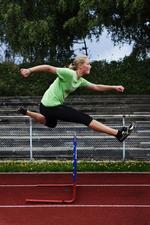 Over stregen. Som mangekæmper og danmarksmester i diskoskast i sin aldersklasse, er 14-årige Lisa Brix vant til, at det kan gøre ondt at blive bedre på træningsbanen. Men i foråret fik hun vedvarende smerter i ryggen, og holdt det skjult, fordi hun var nervøs for de voksnes reaktioner. 