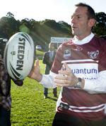 Udfordreren. Den konservative oppositionsleder, Tony Abbott, høster lidt pr ved at møde op til en lokal rugby-klubs træning i Sydney. 