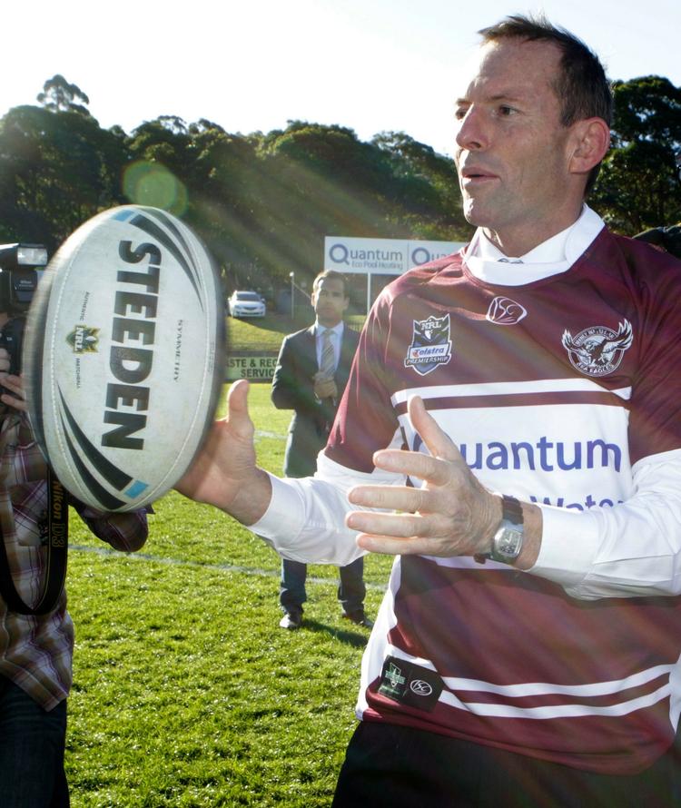 Udfordreren. Den konservative oppositionsleder, Tony Abbott, høster lidt pr ved at møde op til en lokal rugby-klubs træning i Sydney. 