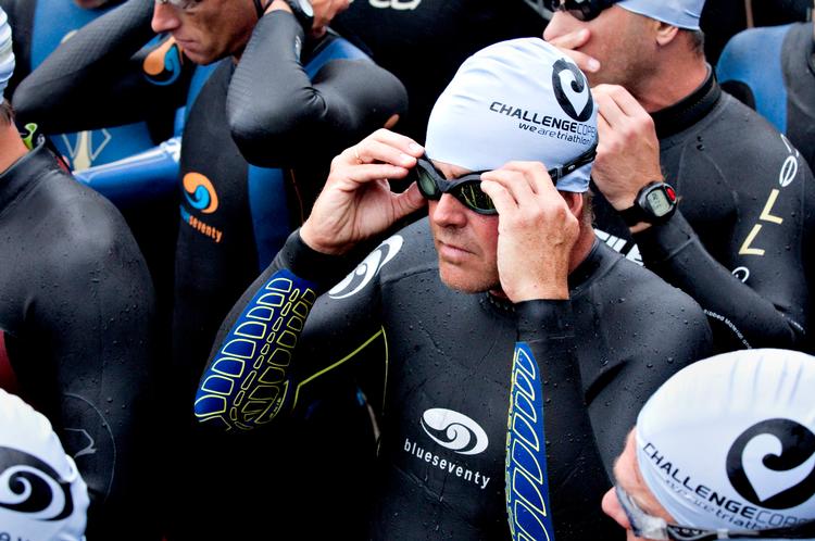 Våd start. De godt 1.600 triatleter, der stillede op ved Challenge Copenhagen i søndags, lagde ud med 3,8 km svømning ved Amager Strand. 
