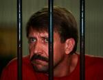 Udleveres. Viktor Bout lytter til dommerens beslutning om at udlevere ham til USA. Selv havde han ingen kommentarer, da han blev ført forbi journalister iført håndjern og fodlænke. 