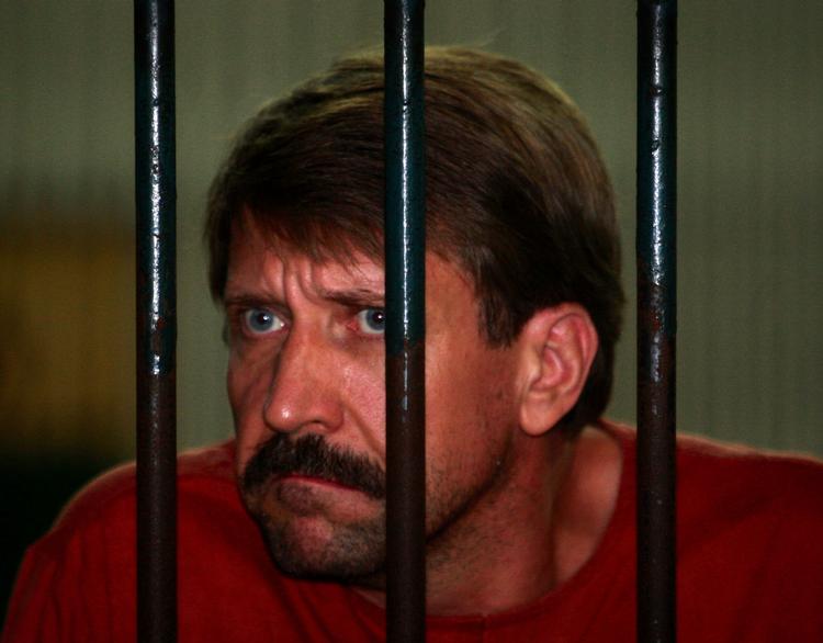 Udleveres. Viktor Bout lytter til dommerens beslutning om at udlevere ham til USA. Selv havde han ingen kommentarer, da han blev ført forbi journalister iført håndjern og fodlænke. 