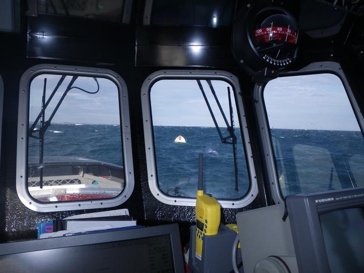 EFTERSØGNING. Redningsbåden Hvalen nåede frem til den forliste båd klokken 18.25. 