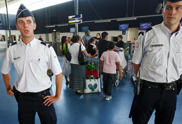 Roma. I dag bliver flere romaer udvist fra Frankrig. Billedet er fra lufthavnen i Paris. (Roissy Charles De Gaulle lufthavn) 