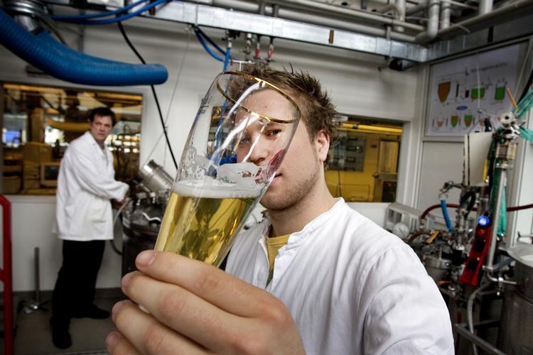 Skål. DTU har udviklet sin egen øl. Bryggen kan dog ikke købes, men serveres kun ved særlige lejligheder. 
