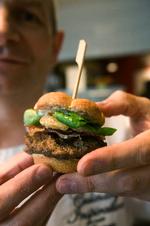 miniatureudgave. Mark Dowdings bud på det ypperste i burgerland, der blev langet over disken 105 gange i de to dage, den blev sat til salg i London. 