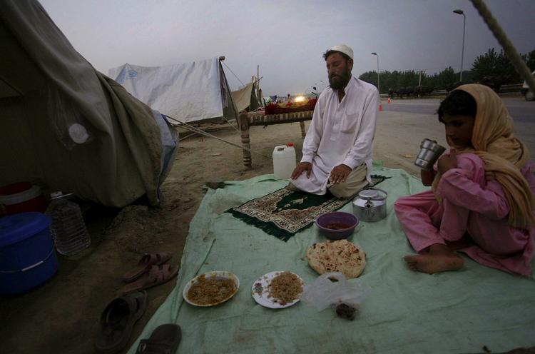 HUSLY. Nødhjælpsorganisationerne opretter teltlejre for st give de hjemløse pakistanere husly. 