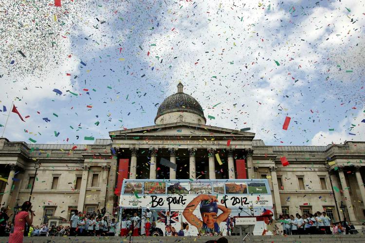 Udstillingsvindue. London er vært for OL 2012 og derfor er Trafalgar Squares kunstbegivenhed hvor forskellige kunstnere laver en udendørs skulptur, der skal stå på pladsen i 18 måneder ekstra attraktiv. 