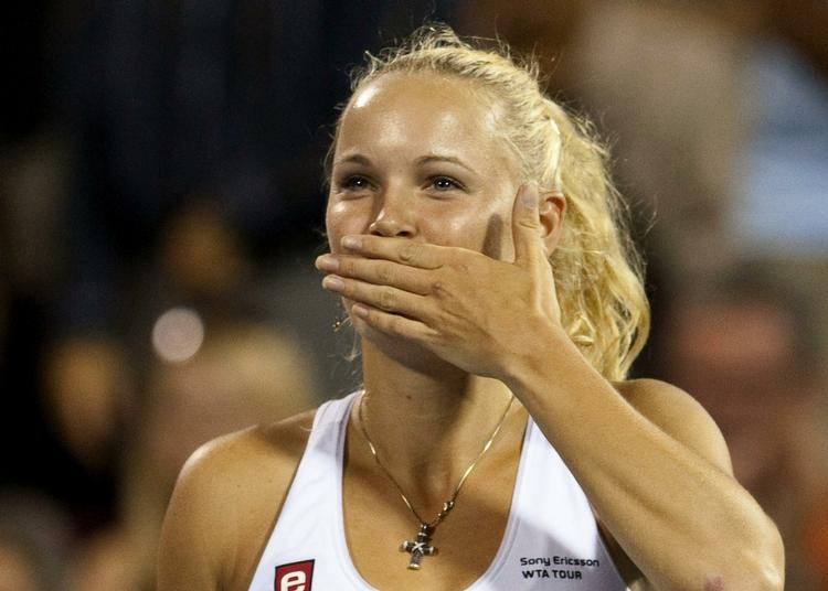 tak. Caroline Wozniacki sender et kys til publikum efter sejren over Francesca Schiavone. 