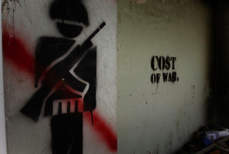 afghanistan. Mange af de norske våben ender med at blive brugt i krigen i Afghanistan. Billedet viser et vægmaleri i hovedstaden Kabul. 