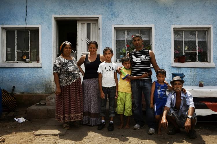 Sigøjner. Samtidig med at det officielle Frankrig på kant med egen konstitution og menneskerettigheder hidsigt forfølger romaer, får vi her en spritny bestseller, allerede solgt til 35 lande, hvor disse faktisk er overbevisende og smittende sympatisk beskrevet. 