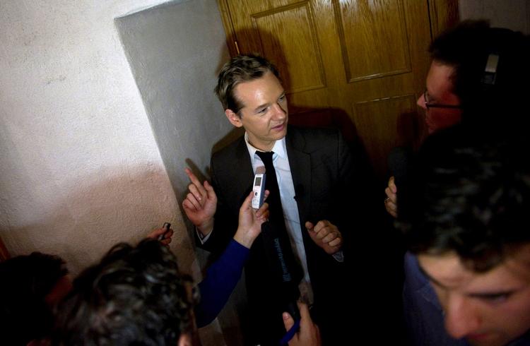 mistænkt. Grundlæggeren af Wikileaks, Julian Assange, er mistænkt for voldtægt under sit besøg i Sverige, hvor han som her talte for flere større forsamlinger. 
