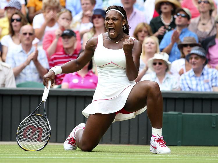 heling. Serena Williams jubler over sejren ved Wimbledon i juli. Amerikaneren må melde afbud til US Open, efter hun har skåret foden på glasskår under et restaurantbesøg. Arkivfoto. 