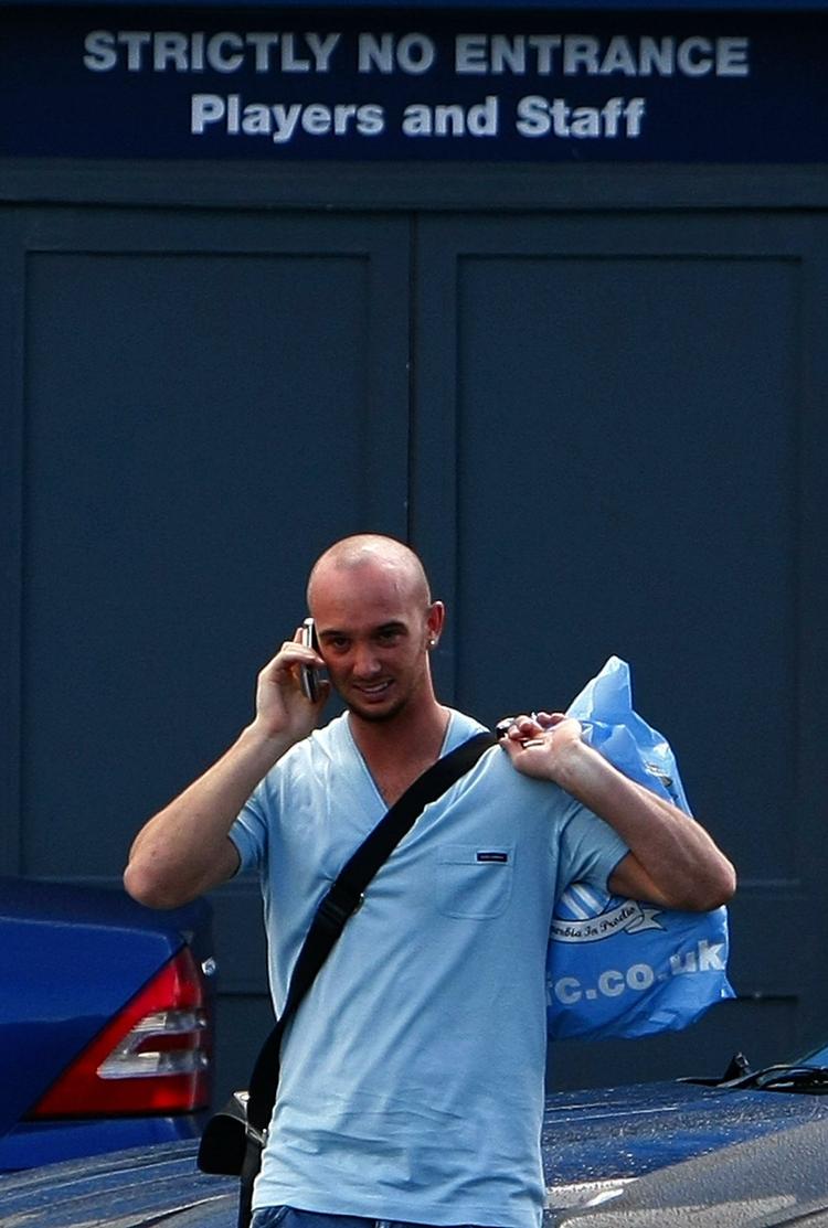 overskud. Manchester City's Stephen Ireland forlader træningsanlægget. Siden har han forladt klubben til fordel for Aston Villa. Arkivfoto. 