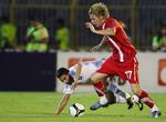 solgt. Milos Krasic udfordrer Grækenlands Nikolaos Spyropoulos under VM, hvor Serbien leverede en noget broget indsats. Arkivfoto. 