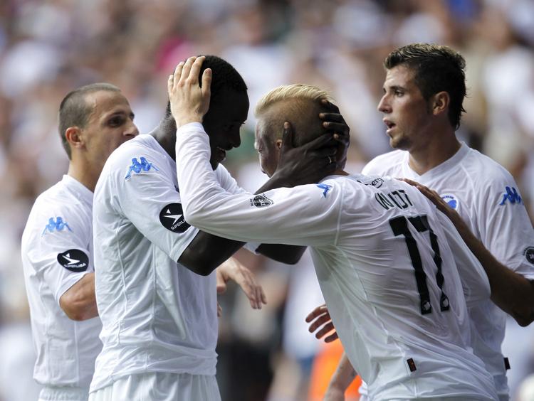 klasseforskel. To af målscorerne, Dame N'Doye og Oscar Wendt jubler i Parken. 