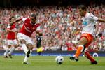 hattrick. Theo Walcott spillede en stor kamp for Arsenal. Her scorer englænderen til 3-0. 