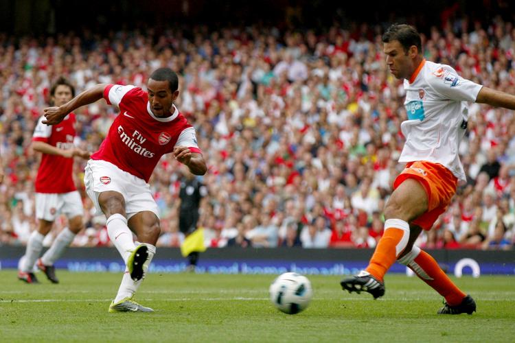 hattrick. Theo Walcott spillede en stor kamp for Arsenal. Her scorer englænderen til 3-0. 
