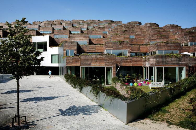 'Byplanlægning - et produkt af tiden' spænder over 65 års planlægning i byer og omegne fra Havebyen Midtkobbel over Christiania, Gellerup og Islands Brygge Havnepark, Motorring 3 og Aalborgs centrale havnefront og til  Ørestad, som vist her. 