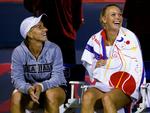Hygge. Selv om tiden under paraplyerne var lang, så hyggede Caroline Wozniacki og Svetlana Kuznetsova sig fint sammen. 