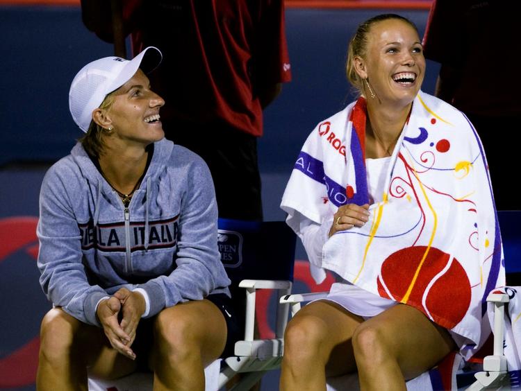 Hygge. Selv om tiden under paraplyerne var lang, så hyggede Caroline Wozniacki og Svetlana Kuznetsova sig fint sammen. 