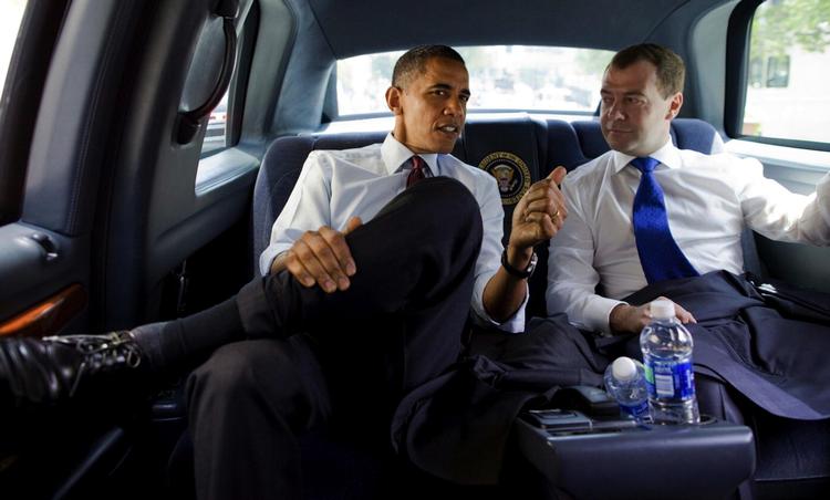 ILLUSIONSMAGERI. 24. juni i år hygger præsidenterne, Dmitrij Medvedev og Barack Obama, sig sammen på vej til Arlington i USA. Deres tilsyneladende gode forhold dækker over »illusionsmageri« i de amerikansk-russiske relationer.