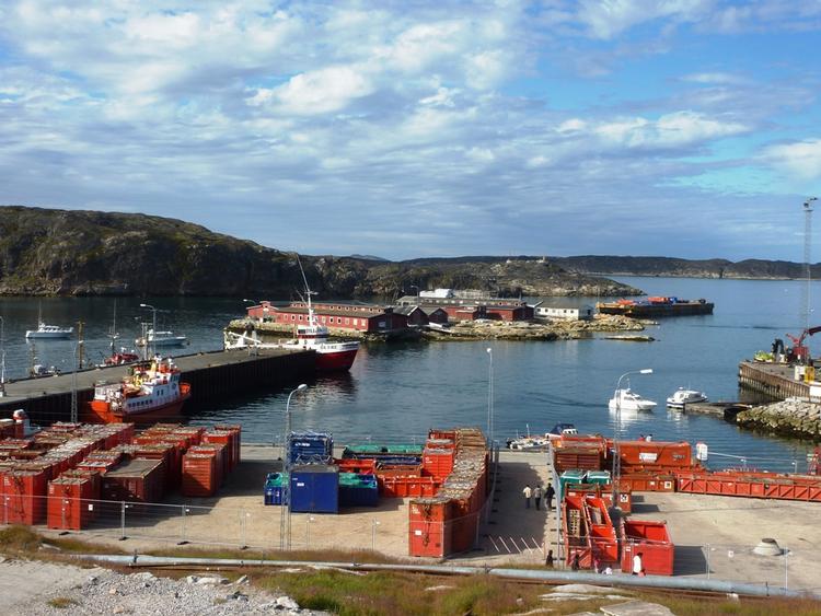 Aktion. Ifølge grønlandske medier har der været heftig politiaktivitet på havnen i Aasiaat (arkivfoto). 