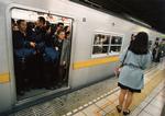 Kønsopdeling. I Tokyo blev kønsopdeling af overfyldte tog allerede indført i 2000. Bare for kvindernes skyld - for at stoppe seksuel chikane(Arkivfoto). 