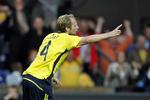 udligningen. Med et hoevdstød scorede Remco van der Scharf sit første mål for Brøndby, hvilket sikrede 2-2 mod OB. 