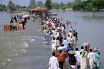 Oversvømmelse. Pakistanerne er drevet på flugt af vandmasserne. Især i det sydlige Pakistan står det stadigvæk slemt til. 