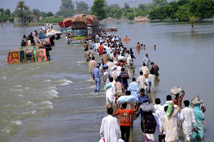 Oversvømmelse. Pakistanerne er drevet på flugt af vandmasserne. Især i det sydlige Pakistan står det stadigvæk slemt til. 