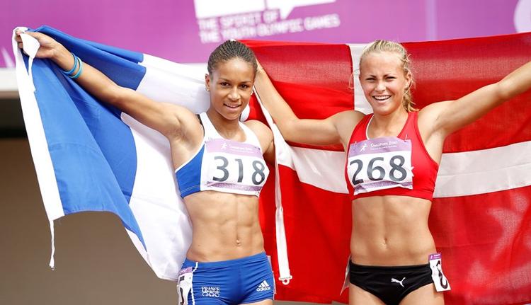 Vindere. Stina Troest flasher Dannebrog ved siden af franskmanden Aurelile Chaboudez, som slog hende på 400 meter hæk. 