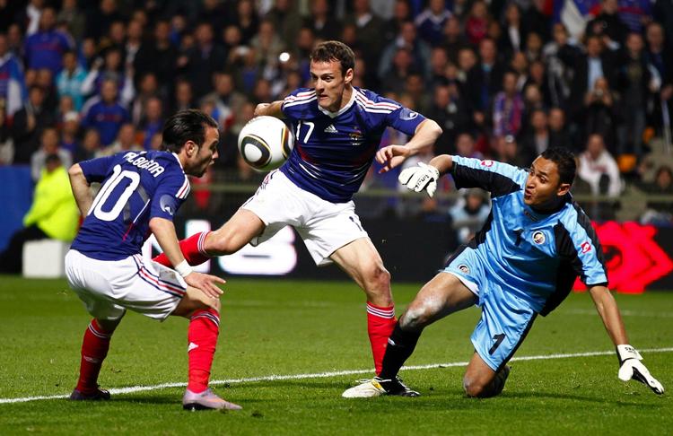 solgt. Sebastien Squillaci (midt) under en landskamp for Frankrig, som han også repræsenterede under VM i Sydafrika. Arkivfoto. 