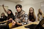 Trængsel. 3.g på Gammel Hellerup Gymnasium. Første dag i gymnasiet var de 33 i klassen. To år senere er de 29 på vej mod studentereksamen, uden at eleverne i denne 3. g har oplevet det som et problem. 