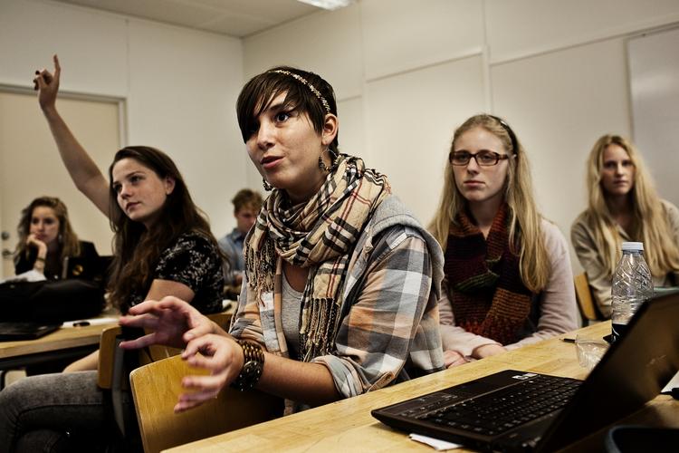 Trængsel. 3.g på Gammel Hellerup Gymnasium. Første dag i gymnasiet var de 33 i klassen. To år senere er de 29 på vej mod studentereksamen, uden at eleverne i denne 3. g har oplevet det som et problem. 
