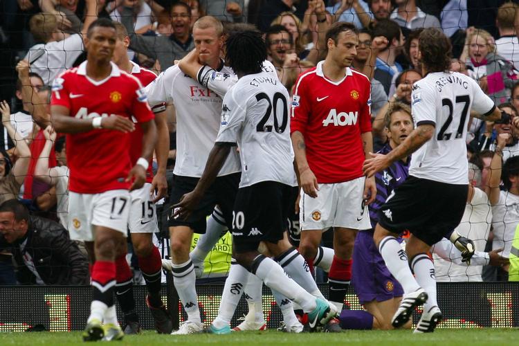 hovedstød. Fulhams Brede Hangeland nåede både at score selvmål og sikre uafgjort i sidste minut mod Manchester United. 