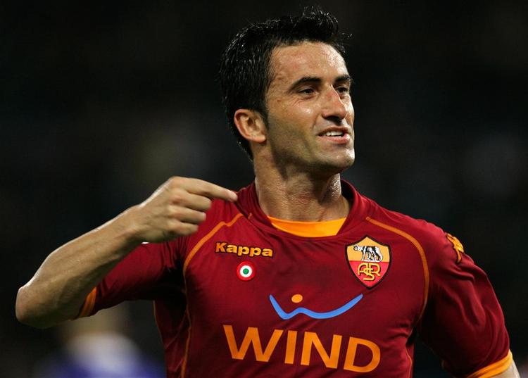 fodboldtræt. Christian Panucci jubler efter en scoring for Roma i 2008. Arkivfoto. 