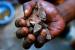»Det østlige DR Congo er et skræmmende sted. Jeg har rejst meget i den 3. verden og set meget elendighed mange steder, men jeg har aldrig oplevet noget som det. Det er Helvede på Jord«, siger dokumentarinstruktør Frank Poulsen. Her er det nogle af mineralerne fra en mine det østlige DR Congo. 