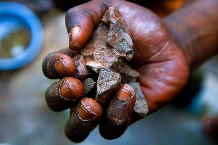 »Det østlige DR Congo er et skræmmende sted. Jeg har rejst meget i den 3. verden og set meget elendighed mange steder, men jeg har aldrig oplevet noget som det. Det er Helvede på Jord«, siger dokumentarinstruktør Frank Poulsen. Her er det nogle af mineralerne fra en mine det østlige DR Congo. 
